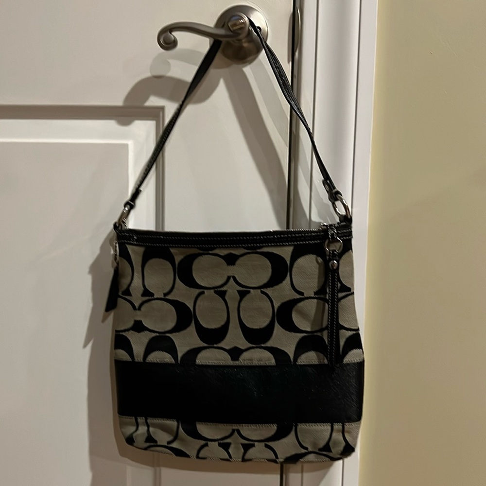 Beautiful Coach signature C pocketbook in Bland and gray. Very good condition